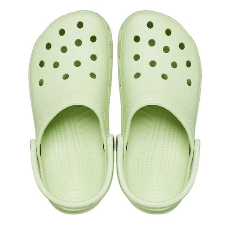 Klasični natikači Crocs Classic 10001 z lahkotno zasnovo, prezračevalnimi odprtinami in vrtljivim petnim paščkom za maksimalno vsakodnevno udobje.