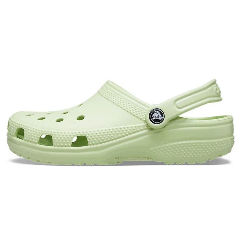 Klasični natikači Crocs Classic 10001 z lahkotno zasnovo, prezračevalnimi odprtinami in vrtljivim petnim paščkom za maksimalno vsakodnevno udobje.
