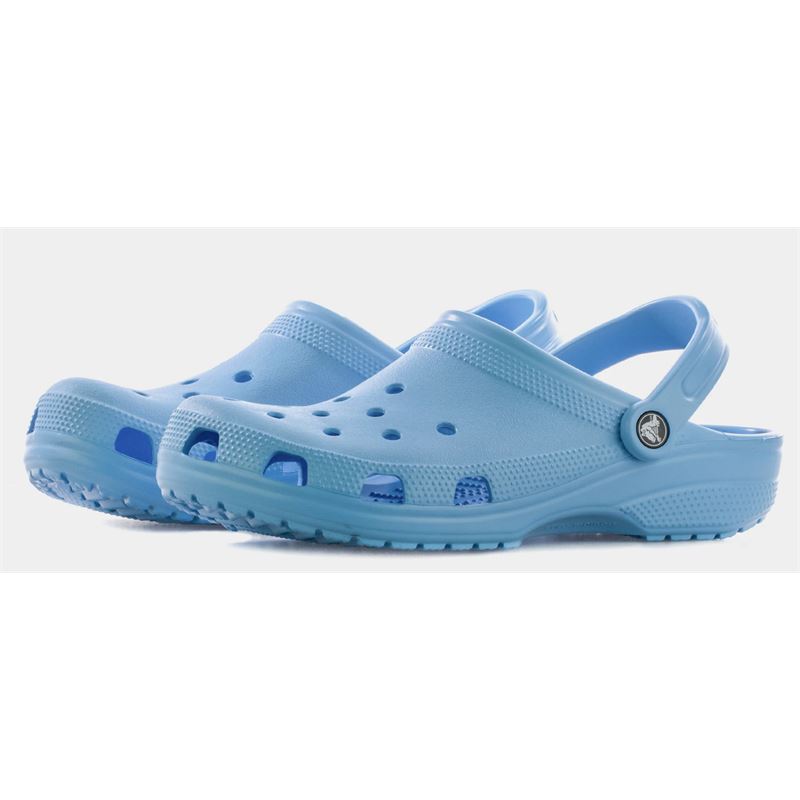 Klasični natikači Crocs Classic 10001 z lahkotno zasnovo, prezračevalnimi odprtinami in vrtljivim petnim paščkom za maksimalno vsakodnevno udobje.