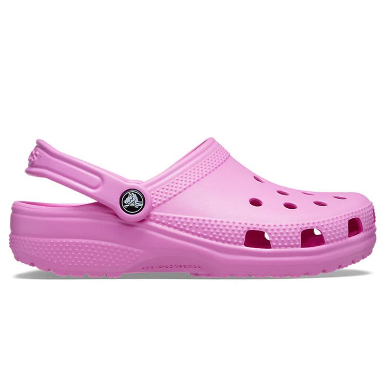 Crocs Classic 10001 so ikonični uniseks natikači z značilnim prezračevanim zgornjim delom, vrtljivim petnim trakom in lahkim materialom Croslite™. Zagotavljajo izjemno udobje, zračnost in enostavno vzdrževanje ter so primerni za vsakodnevno uporabo, prosti čas, delo in aktivnosti ob vodi.