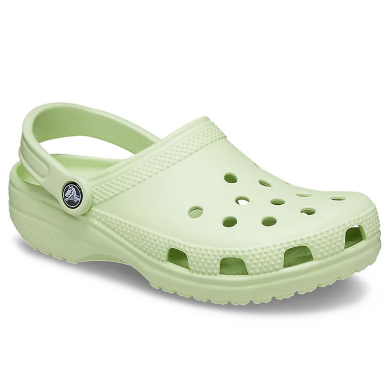 Klasični natikači Crocs Classic 10001 z lahkotno zasnovo, prezračevalnimi odprtinami in vrtljivim petnim paščkom za maksimalno vsakodnevno udobje.