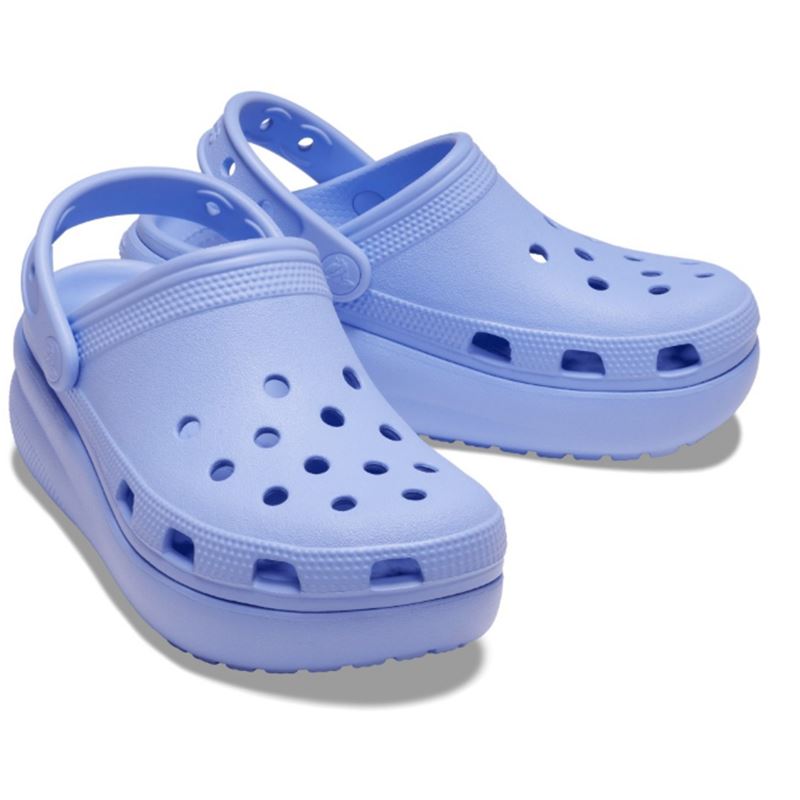 Otroški natikači Crocs Classic Crocs Cutie Clog Kids 207708 z igrivim dizajnom, lahkotno zasnovo in vrtljivim petnim paščkom za udobno vsakodnevno uporabo.