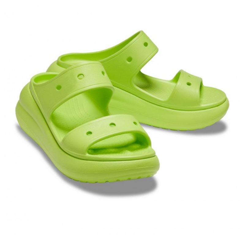 Modni in udobni Crocs sandali z izrazitim povišanim podplatom za sodoben poletni videz. Lahka konstrukcija in značilno Crocs udobje zagotavljata brezskrbno nošenje skozi ves dan.