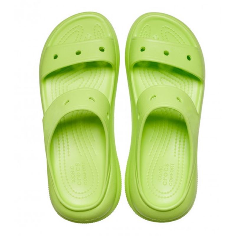 Modni in udobni Crocs sandali z izrazitim povišanim podplatom za sodoben poletni videz. Lahka konstrukcija in značilno Crocs udobje zagotavljata brezskrbno nošenje skozi ves dan.