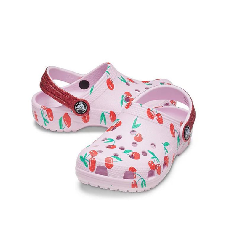 Crocs Classic Food Print Clog Kids 207150 otroški natikači z igrivim food print motivom, Croslite™ podplatom in prezračevalnimi odprtinami za udobje, zračnost in brezskrbno poletno igro.