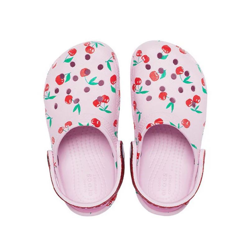 Crocs Classic Food Print Clog Kids 207150 otroški natikači z igrivim food print motivom, Croslite™ podplatom in prezračevalnimi odprtinami za udobje, zračnost in brezskrbno poletno igro.