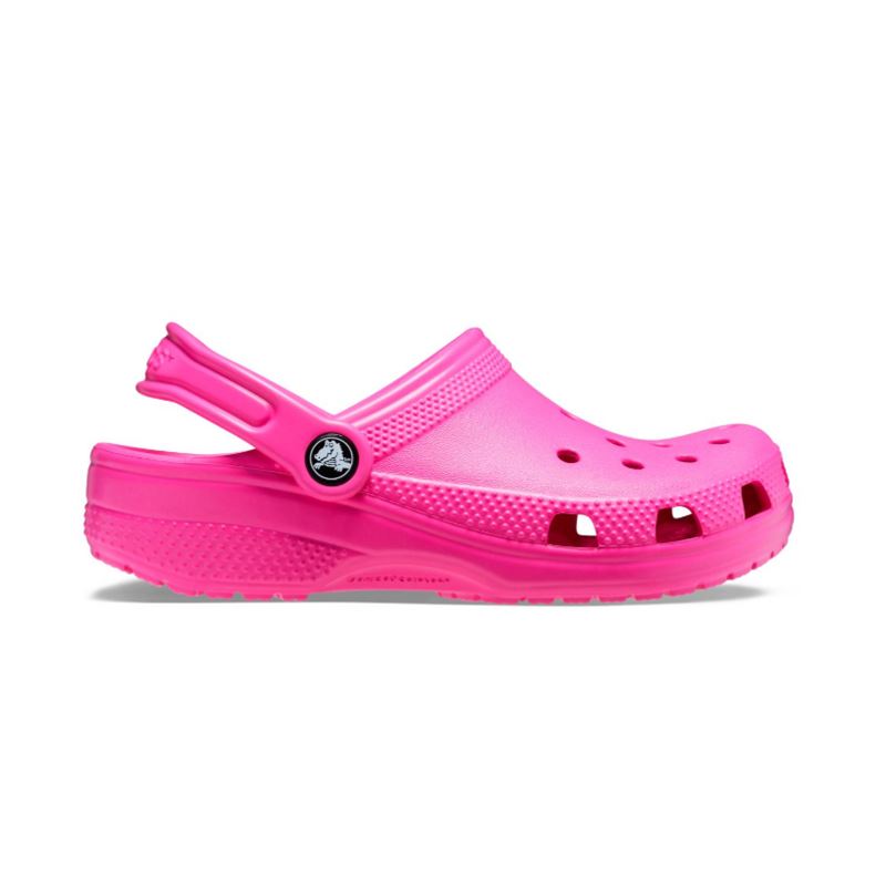 Otroški natikači Crocs Classic Kids Clog K 206991 z lahkotno zasnovo, prezračevalnimi odprtinami in vrtljivim petnim paščkom za udobno vsakodnevno uporabo.