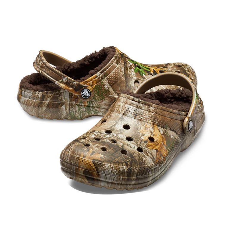 Crocs Classic Lined Realtree Edge Clog 205377 topli unisex natikači z mehko notranjo podlogo, Croslite™ podplatom in Realtree Edge kamuflažnim vzorcem za udobje in zaščito v hladnejših dneh.
