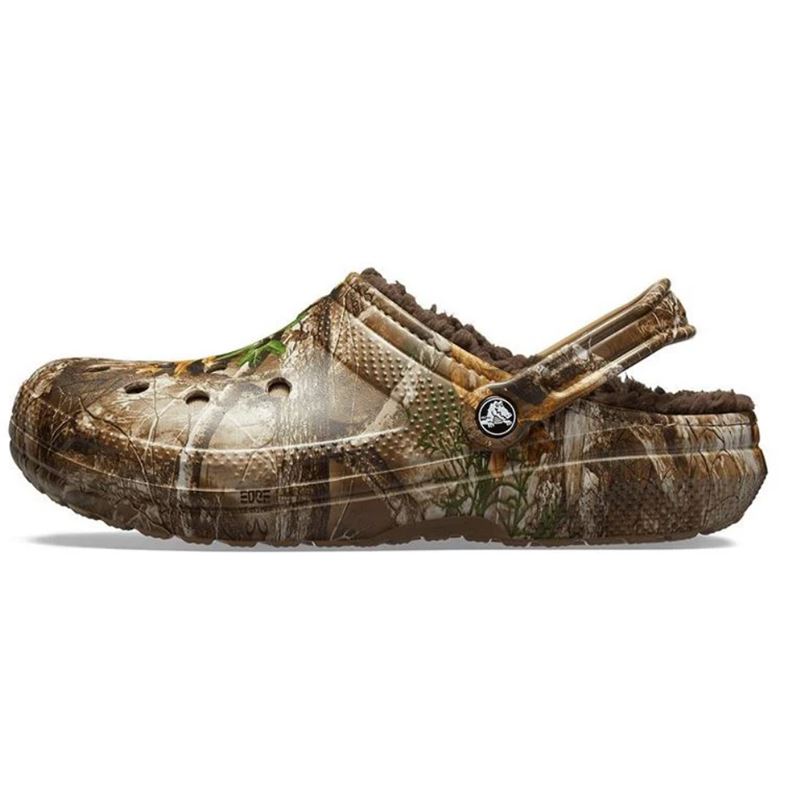 Crocs Classic Lined Realtree Edge Clog 205377 topli unisex natikači z mehko notranjo podlogo, Croslite™ podplatom in Realtree Edge kamuflažnim vzorcem za udobje in zaščito v hladnejših dneh.
