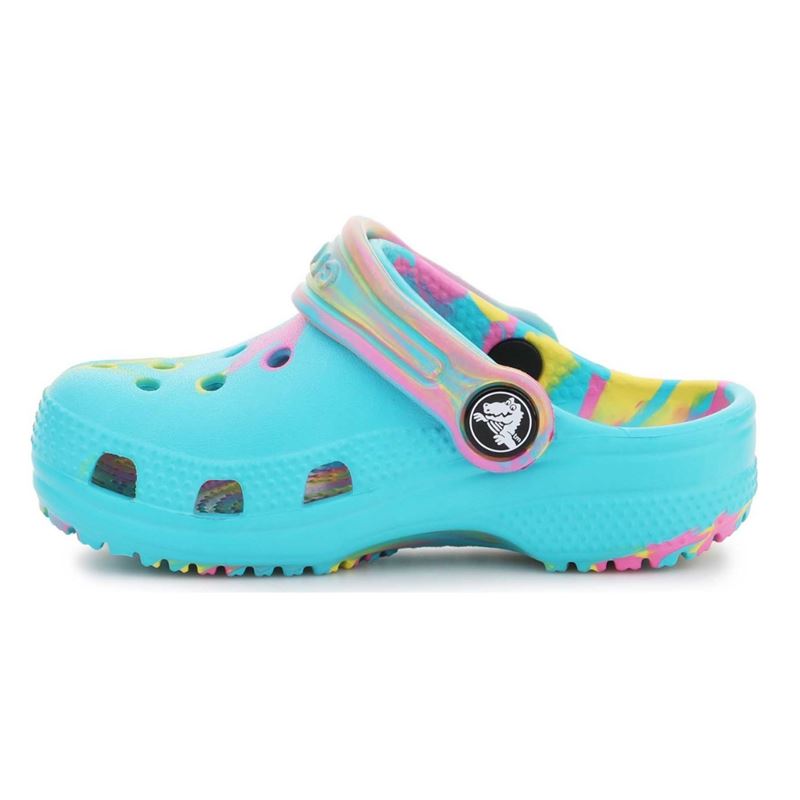 Crocs Classic Marbled Kids Clog T 206838 so otroški natikači z edinstvenim marmornatim vzorcem, lahkim materialom Croslite™ in vrtljivim petnim trakom za varno prileganje. Zagotavljajo izjemno udobje, zračnost in praktičnost pri vsakodnevni uporabi, igri ter aktivnostih ob vodi.