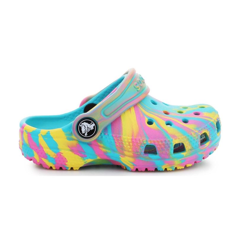 Crocs Classic Marbled Kids Clog T 206838 so otroški natikači z edinstvenim marmornatim vzorcem, lahkim materialom Croslite™ in vrtljivim petnim trakom za varno prileganje. Zagotavljajo izjemno udobje, zračnost in praktičnost pri vsakodnevni uporabi, igri ter aktivnostih ob vodi.