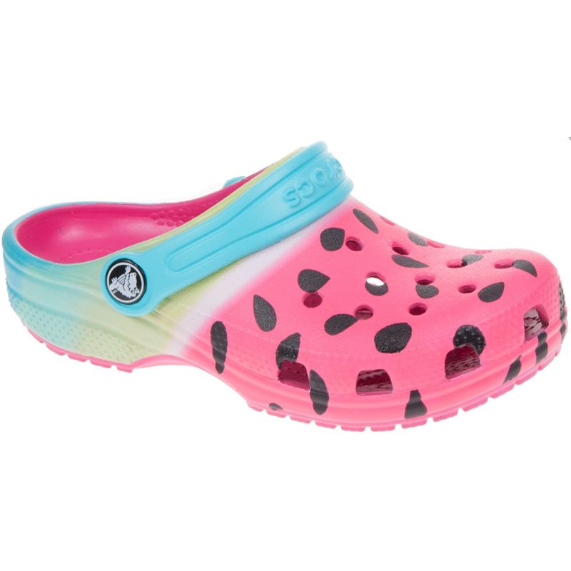 Otroški natikači Crocs Classic Ombre Graphic Clog Kids 205653 z barvitim ombre vzorcem, lahkotno zasnovo in vrtljivim petnim paščkom za udobno vsakodnevno uporabo.