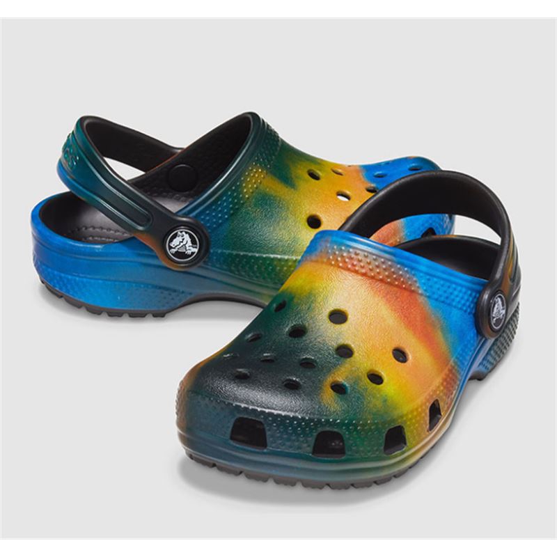 Otroški natikači Crocs Classic Out Of This World II Clog Kids 206818 z vesoljskim grafičnim motivom, lahkotno zasnovo in vrtljivim petnim paščkom za udobno vsakodnevno uporabo.