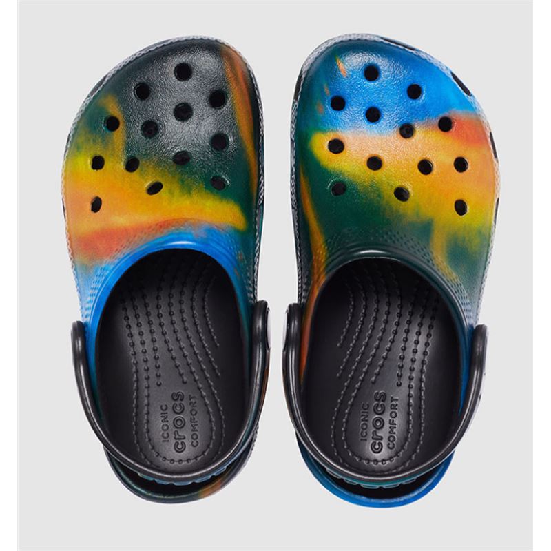 Otroški natikači Crocs Classic Out Of This World II Clog Kids 206818 z vesoljskim grafičnim motivom, lahkotno zasnovo in vrtljivim petnim paščkom za udobno vsakodnevno uporabo.