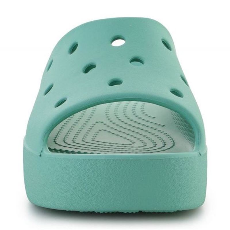 Športno-elegantni Crocs Classic Platform Slide – lahki in udobni natikači z dvignjenim platform podplatom, ki dodajo moderen videz in rahlo višino. Croslite™ material poskrbi za mehko blaženje in celodnevno udobje, minimalističen dizajn pa omogoča enostavno kombiniranje z vsakim poletnim outfitom. Perfect za sproščene, a trendi poletne dni.

