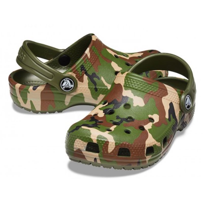 Otroški natikači Crocs Classic Printed Clog Kids 205813 z igrivim potiskom, lahkotno zasnovo in vrtljivim petnim paščkom za udobno vsakodnevno uporabo.