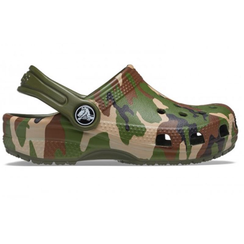 Otroški natikači Crocs Classic Printed Clog Kids 205813 z igrivim potiskom, lahkotno zasnovo in vrtljivim petnim paščkom za udobno vsakodnevno uporabo.