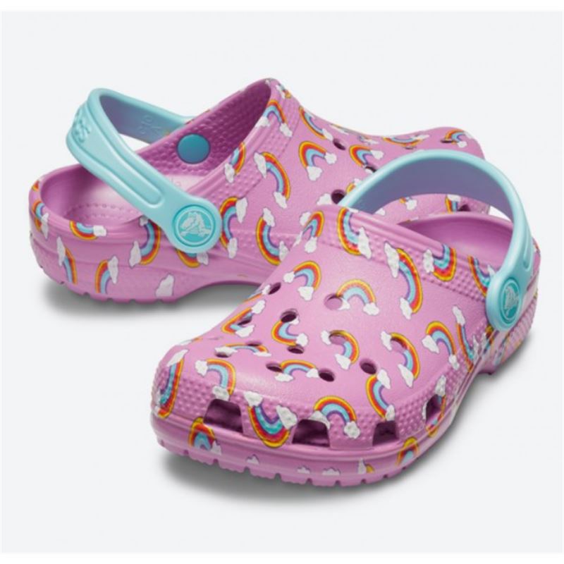 Otroški natikači Crocs Classic Seasonal Graphic Clog Kids 205620 z igrivim grafičnim vzorcem, lahkotno zasnovo in vrtljivim petnim paščkom za udobno vsakodnevno nošenje.
