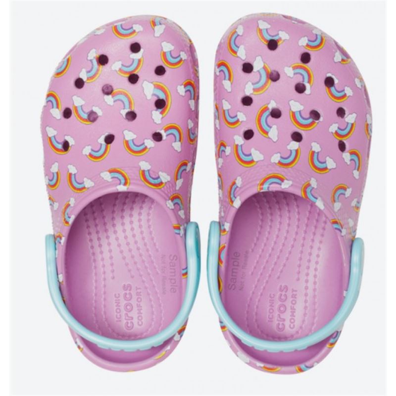 Otroški natikači Crocs Classic Seasonal Graphic Clog Kids 205620 z igrivim grafičnim vzorcem, lahkotno zasnovo in vrtljivim petnim paščkom za udobno vsakodnevno nošenje.