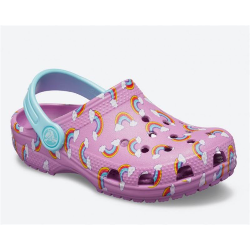 Otroški natikači Crocs Classic Seasonal Graphic Clog Kids 205620 z igrivim grafičnim vzorcem, lahkotno zasnovo in vrtljivim petnim paščkom za udobno vsakodnevno nošenje.