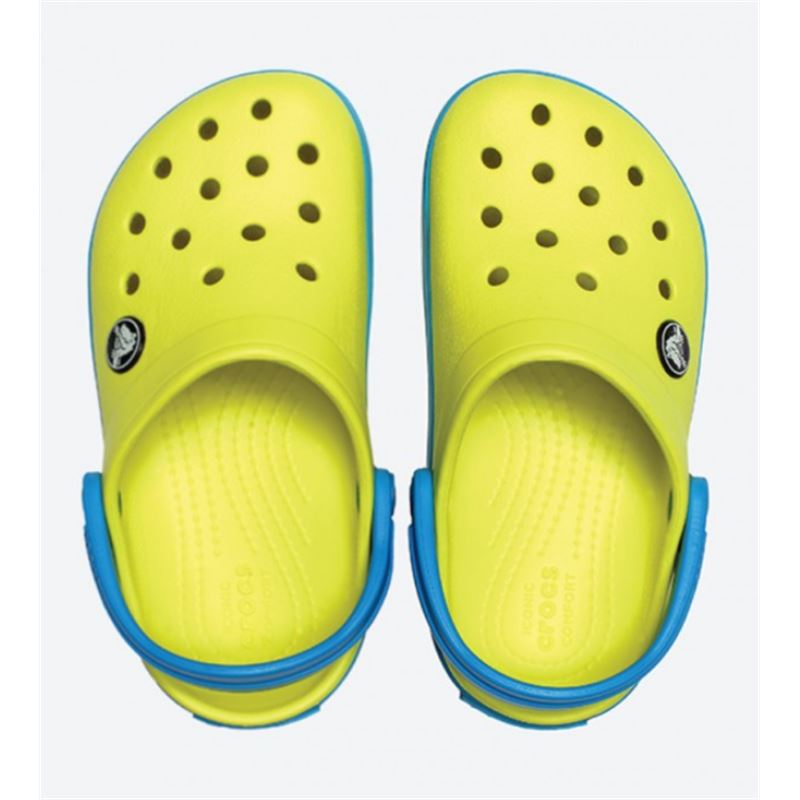 Otroški natikači Crocs Crocband Clog K 204537 s športnim retro dizajnom, prezračevalnimi odprtinami in vrtljivim petnim paščkom za udobno vsakodnevno uporabo.