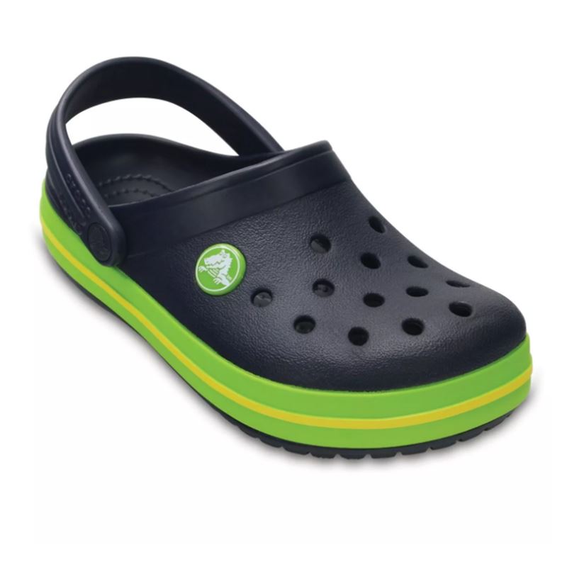 Crocs Crocband Clog K 204537 so otroški natikači s športnim videzom, značilno Crocband črto in vrtljivim petnim trakom za varno prileganje. Izdelani so iz lahkega materiala Croslite™, ki zagotavlja odlično udobje, blaženje in zračnost pri vsakodnevnih aktivnostih, igri ter uporabi ob vodi.