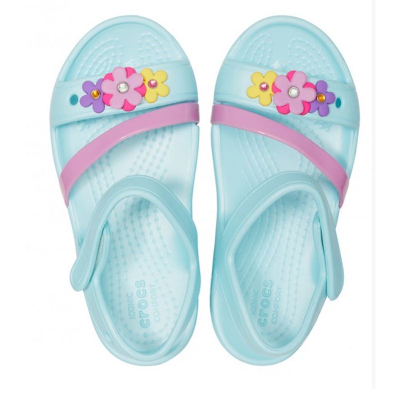 Crocs Lina Charm Sandal Kids 205530 otroški sandali z dekorativnimi charm dodatki, nastavljivimi paščki in Croslite™ podplatom za udobje, zračnost in igriv poletni videz.