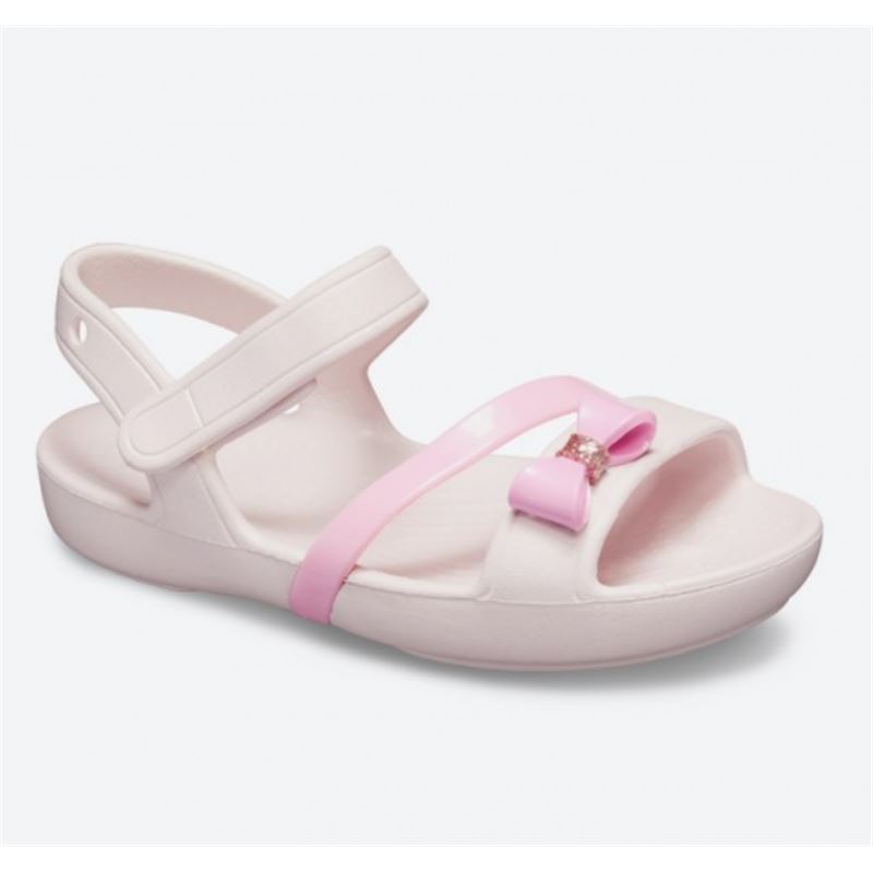 Crocs Lina Charm Sandal Kids 205530 so lahki otroški sandali z elegantnimi paščki in dekorativnimi detajli, ki poskrbijo za prikupen poletni videz. Material Croslite™ zagotavlja mehko blaženje, udobje in lahkotnost pri vsakodnevni uporabi, sprehodih ter poletnih aktivnostih.