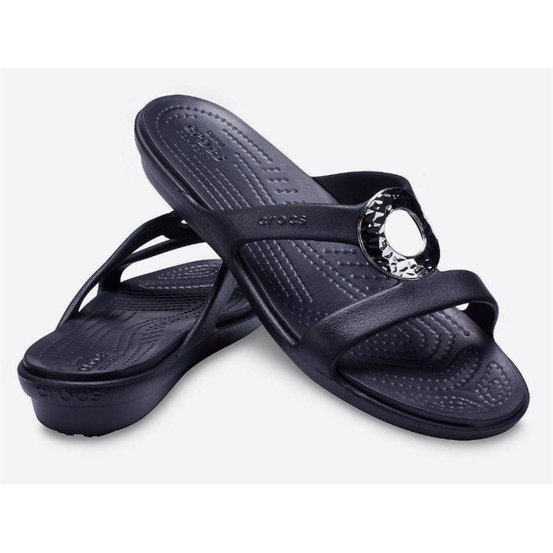Crocs Sanrah Hammered Met Sandal W 205137 so elegantni ženski sandali s kovinskimi okrasnimi detajli na paščkih in lahkim Croslite™ podplatom. Zagotavljajo udobje, oporo in moderen videz za vsakodnevno uporabo, poletne sprehode ter sproščene priložnosti.