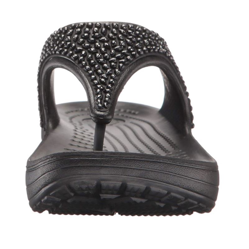 Ženske japonke Crocs Sloane Embellished Flip 204181 z elegantnimi okrasnimi detajli, lahkotnim podplatom in udobno zasnovo za sproščen poletni stil.