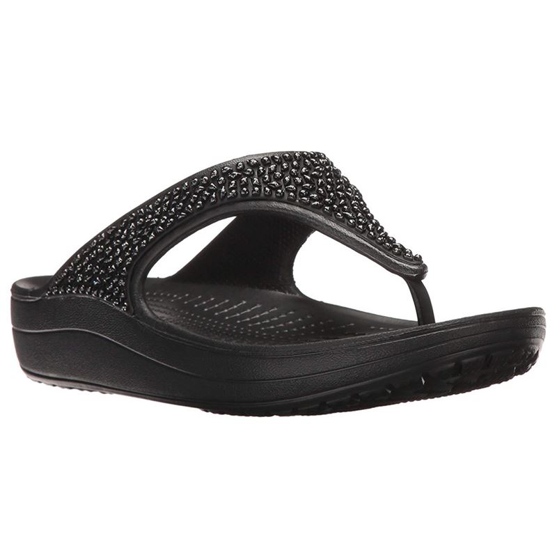 Ženske japonke Crocs Sloane Embellished Flip 204181 z elegantnimi okrasnimi detajli, lahkotnim podplatom in udobno zasnovo za sproščen poletni stil.