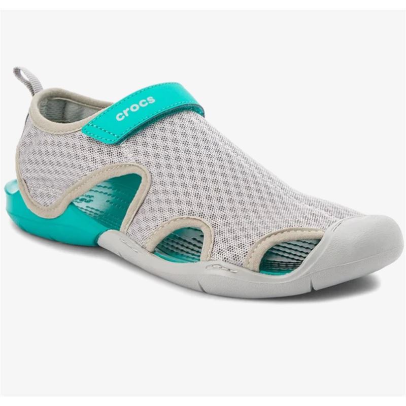 Crocs Swiftwater Mesh Sandal W 204597 so lahki, vodoodporni ženski sandali z zračnim mrežastim zgornjim delom, nastavljivimi paščki in Croslite™ podplatom za udobje, stabilnost ter hitro sušenje pri aktivnostih ob vodi ali v naravi.