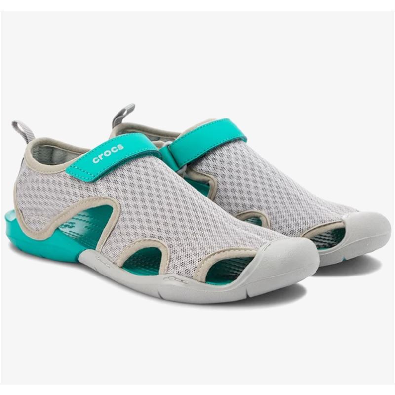 Crocs Swiftwater Mesh Sandal W 204597 so lahki, vodoodporni ženski sandali z zračnim mrežastim zgornjim delom, nastavljivimi paščki in Croslite™ podplatom za udobje, stabilnost ter hitro sušenje pri aktivnostih ob vodi ali v naravi.
