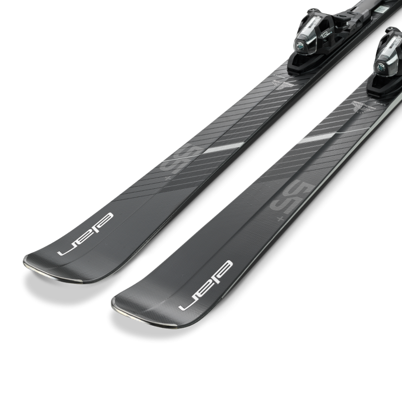 Smuči Elan Primetime 55  Black Edition (25/26) prinašajo širšo platformo, dvojno plast titanala in UD Carbon za vrhunski oprijem, moč in stabilnost. Izdelane za zahtevne smučarje, ki cenijo eleganco in zmogljivost.