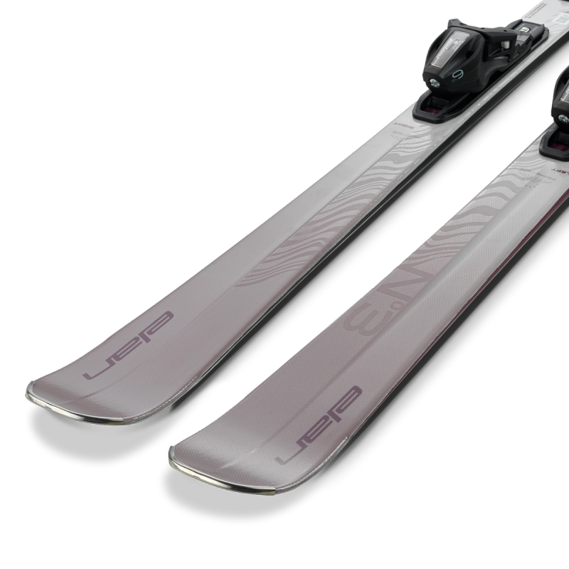 Ženske smuči Elan Primetime N°3 W (25/26) – najlažji model v seriji, ki ponuja gladek nadzor, enostavne zavoje in popolno lahkotnost. Idealne za sproščeno smučanje na urejenih progah.