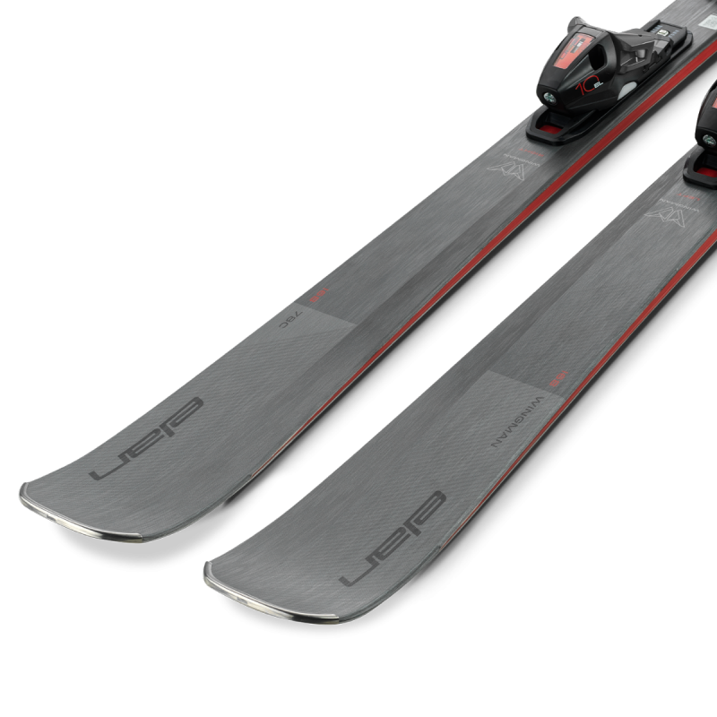 Smuči Elan Wingman 78 C 2025/26 – popolna kombinacija lahkotnosti, natančnosti in zanesljivosti. Za samozavestno smučanje na urejenih progah in mešanem terenu. AS Sport Outlet.