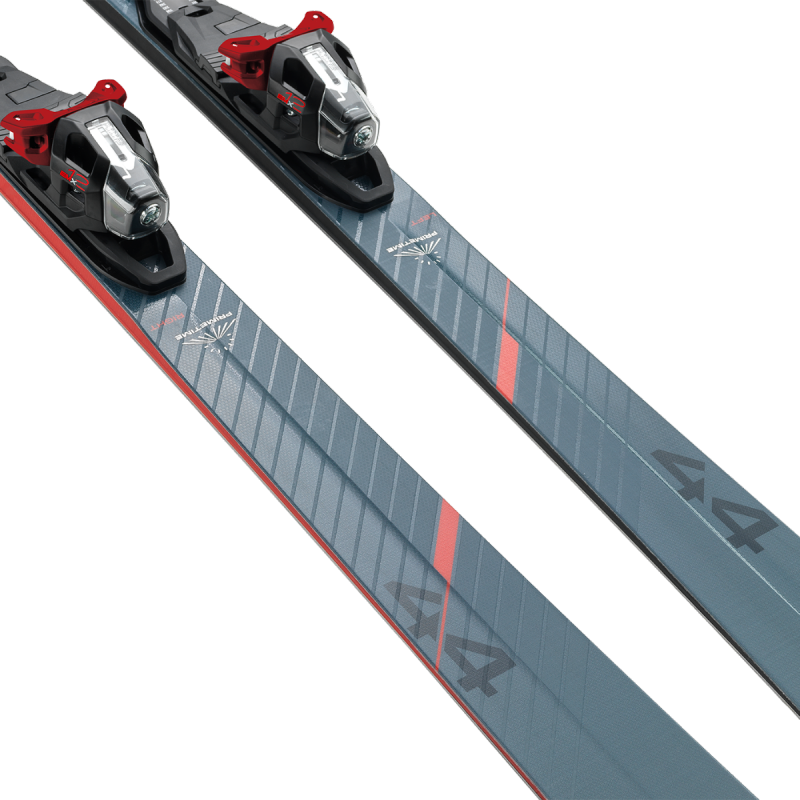 Elan Primetime 44 (25/26) – karving specialist z izjemnim oprijemom robnikov, Mono Ti ojačitvijo in hitro odzivnostjo. Idealne smuči za urejene proge in natančne zavoje.