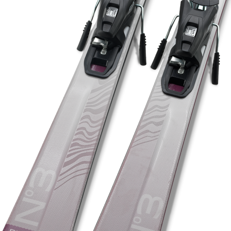 Ženske smuči Elan Primetime N°3 W (25/26) – najlažji model v seriji, ki ponuja gladek nadzor, enostavne zavoje in popolno lahkotnost. Idealne za sproščeno smučanje na urejenih progah.