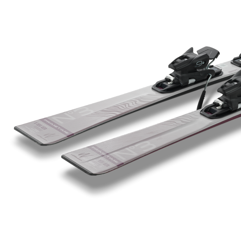 Ženske smuči Elan Primetime N°3 W (25/26) – najlažji model v seriji, ki ponuja gladek nadzor, enostavne zavoje in popolno lahkotnost. Idealne za sproščeno smučanje na urejenih progah.