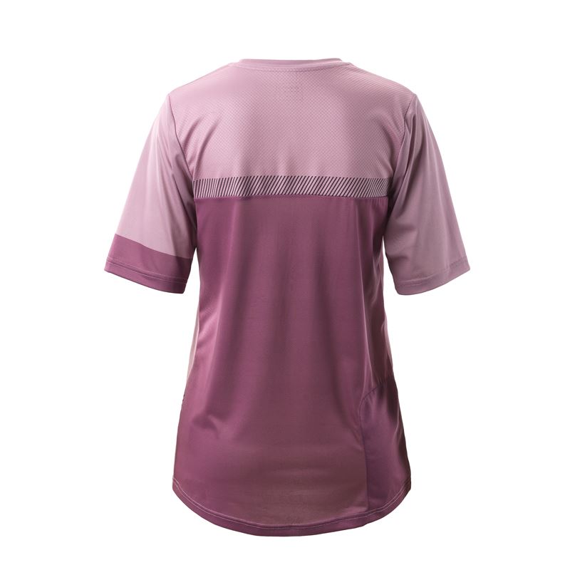 Ženska kolesarska majica ELAN BIKE BLUSH W navdušuje z nežnim rožnatim odtenkom in sproščenim športnim videzom. Lahka, zračna in hitro sušeča tkanina zagotavlja udobje ter ohranja suhost tudi med intenzivnim kolesarjenjem ali drugimi aktivnostmi na prostem.