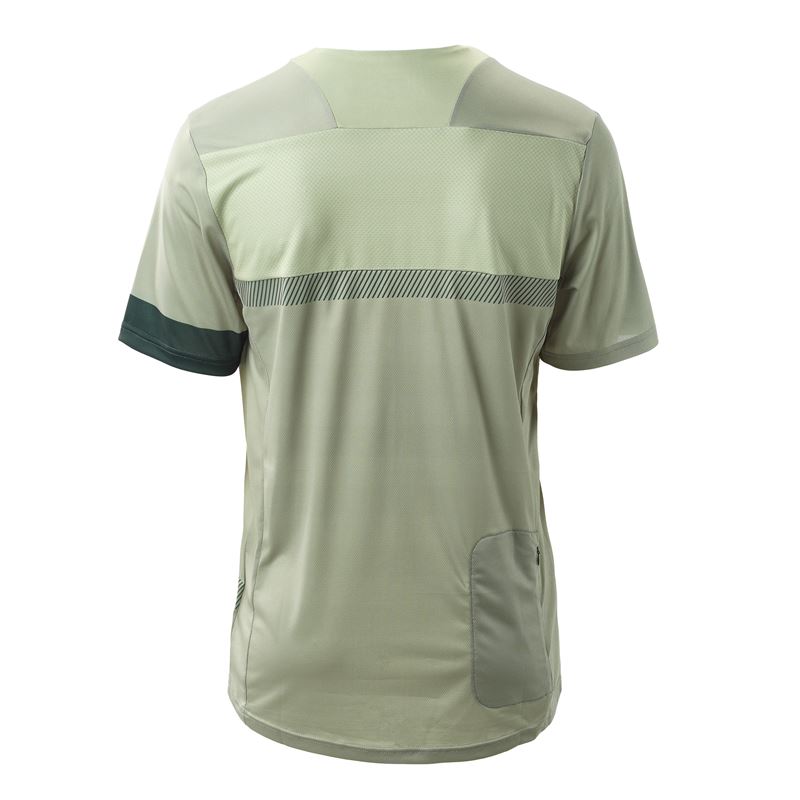 Moška kolesarska majica ELAN BIKE GREEN M izstopa z živahnim zelenim odtenkom in sproščenim športnim dizajnom. Izdelana je iz lahkega, zračnega in hitro sušečega materiala, ki zagotavlja udobje ter ohranja suhost tudi med intenzivnim kolesarjenjem ali drugimi aktivnostmi na prostem.