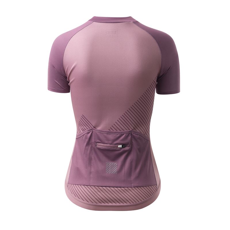 Ženski kolesarski dres ELAN BIKE V1 BLUSH W navdušuje z nežnim rožnatim odtenkom in prepoznavnim grafičnim motivom, ki poudarja športno eleganco. Lahek in raztegljiv material zagotavlja odlično prileganje ter udobje med vožnjo, hkrati pa učinkovito odvaja vlago in ohranja svež občutek.