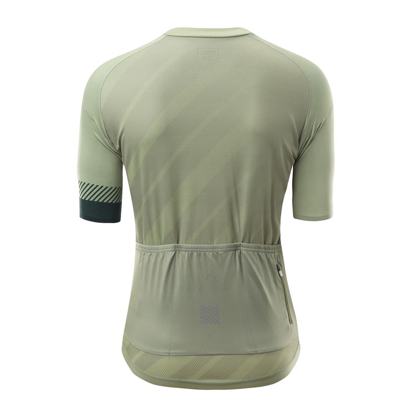 Moški kolesarski dres ELAN BIKE V3 GREEN M izstopa z modernim zelenim odtenkom in dinamičnim športnim dizajnom. Lahek, zračen in raztegljiv material zagotavlja odlično prileganje ter učinkovito odvajanje vlage, kar omogoča udobje tudi med daljšimi in zahtevnimi vožnjami.