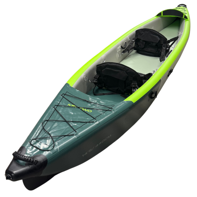 Napihljivi kajak ELAN KEY TWO je idealna izbira za družinsko zabavo na mirnih vodah. Ta lahki in vzdržljivi kajak s prilagodljivimi sedeži nudi udobno plovbo in enostavno prenašanje. Zasnovan za 2 odrasli osebi in 1 otroka, je popoln za družinske izlete.