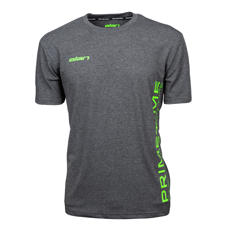 V svojo garderobo nepogrešljivih oblačil dodajte majico s kratkimi rokavi z Elanovim logotipom, ki je osnovni kos za vse, ki cenijo trajno udobje in vsestranski slog. Majica brezhibno združuje klasičen kroj in sodoben dizajn.