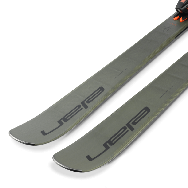 Zavijajte samozavestno in izpilite svojo tehniko na urejenih smučiščih na podlagi konstrukcijskih, geometrijskih in tehnoloških značilnosti smuči Element 78 RS.
Element 78 RS okrepi smučarsko znanje in izboljša tehniko ne glede na smučarsko predznanje. 