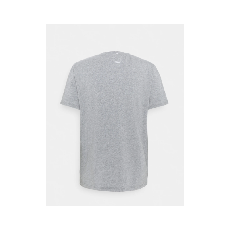 Kultna klasika. FILA ''RICKI'' je potiskana moška majica s kratkimi rokavi bele barve. Na prsnem košu ima FILA logotip. Majica je iz naravnega bombaža, zato je zelo mehka in udobna.