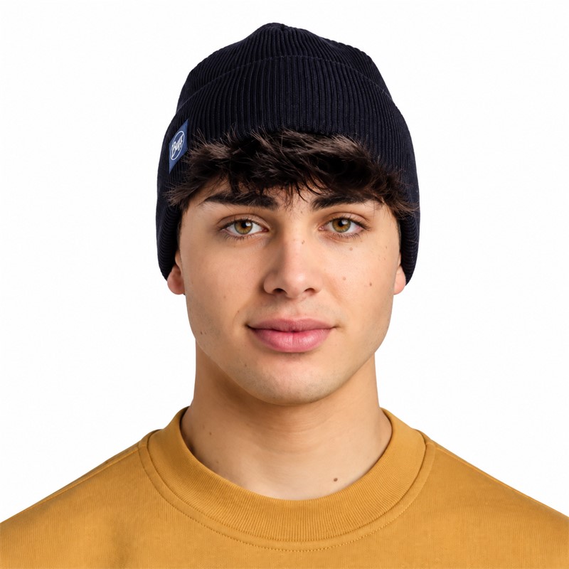 Originalna športna kapa BUFF® CrossKnit Beanie Solid Black v klasični črni barvi. Izdelana iz 100 % akrilne pletenine z notranjim funkcionalnim trakom iz 100 % polipropilena Polycolon®. Lahka in hitro sušeča kapa, primerna za tek, pohodništvo, rekreacijo in vsakodnevno uporabo v hladnejšem vremenu.