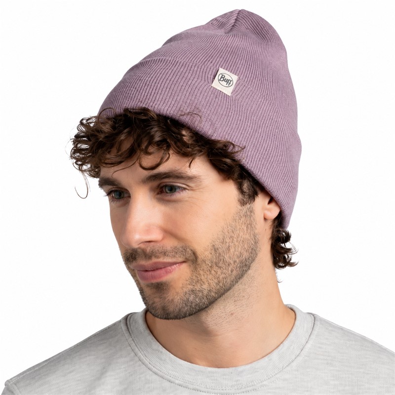 Originalna pletena kapa BUFF® Knitted Beanie Lilon Lilac Ice v nežni pastelno vijolični barvi. Mehka dvoplastna pletena kapa s sproščenim krojem, primerna za zimske sprehode, potovanja, prosti čas in vsakodnevno uporabo v hladnejšem vremenu.