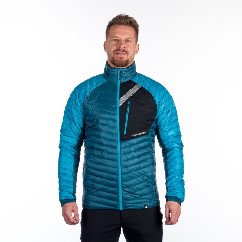 Lahka univerzalna izolacijska jakna brez kapuce je primerna za hladno vreme jeseni, zime in pomladi. Vodoodbojna obdelava DWR ščiti tudi v rahlo vlažnem okolju, sama jakna pa je bolj primerna za suho hladno vreme.